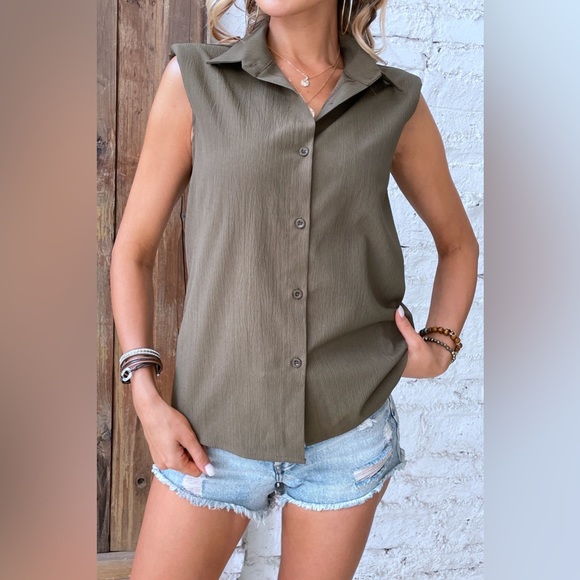 Collared Neck Sleeveless Shirt - Picture 3 of 6
